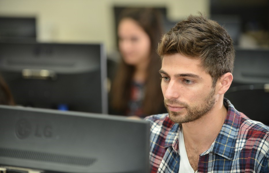 סטודנט לומד מול מחשב- תמונת אווירה | המסלול האקדמי המכללה למינהל